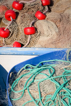 filets de pêche avec bouée sur le port des Saintes Marie de la Mer