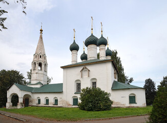 Fototapeta na wymiar Church of Savior on city (Spasa na gorodu) of 17th century on Kotoroslnaya embankment, Golden ring of Russia, Yaroslavl, Russia