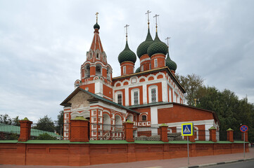 Fototapeta na wymiar Saint Michael Archangel Church (Mikhaylo-Arkhangelskiy) on Pervomayskaya street, Yaroslavl, Russia
