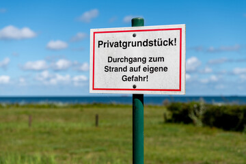 Schild Privatgrundstück! Durchgang zum Strand auf eigene Gefahr!, Ostsee, Deutschland