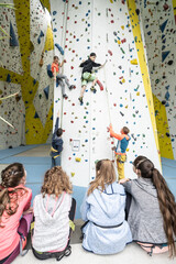 H&uuml;bsche, nette, freudliche Jungen und M&auml;dchen beim Klettern, Bouldern. Die Kinder, 8 bis 12 Jahre alt, freuen sich Hallensport zu treiben und auszutoben. Fitness, Gesundheit, Spass f&uuml;r die Familie.
