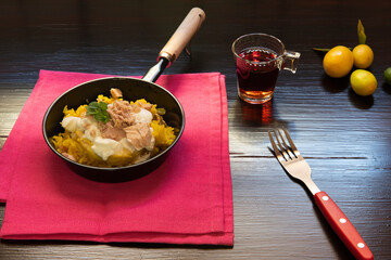 Arroz con atún y queso fresco en sartén