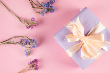 Obraz na płótnie Canvas gift box with purple flower