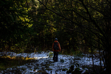 Paisaje monta&ntilde;oso nevado con una persona joven delante. Aventuras naturaleza y tranquilidad.