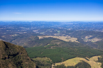 Paisagem aérea com horizonte e área rural em Santa Catarina, Brasil.