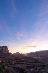 Atardecer sobre un acantilado natural colores vivos