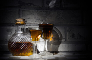 bodegón con licores y fondo de ladrillos blancos