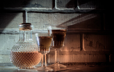 bodegón con licores y fondo de ladrillos blancos