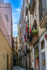 Rua dum bairro popular numa zona antiga de Barcelona