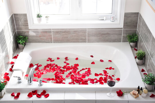 Bathtub filled with rose petals in heart shape  Bath romantic, Romantic  bedroom decor, Romantic bath
