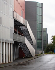 Escalier montant vers une entrée d'un bâtiment gris moderne 2