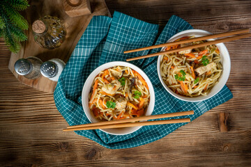 Fried noodles with chicken and vegetables.