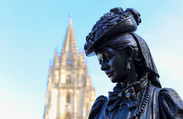 Obraz premium Statue and cathedral