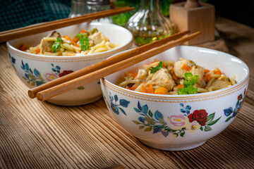 Fried noodles with chicken and vegetables.