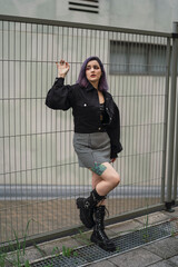 Chica con pelo morado interactuando con el smartphone y con la lluvia