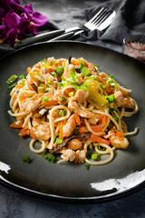 Fried noodles with chicken and vegetables.