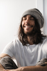 moda, estilo, belleza, guapo, barba, gorro de lana, camiseta blanca, camiseta, gorro gris, estilo,...