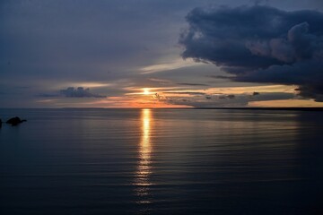 サンロードに染まる静かな入り江の情景＠北海道