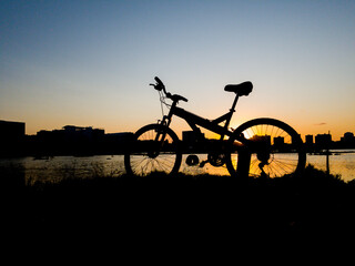 Fototapeta na wymiar Silhueta de uma bicicleta no por do sol