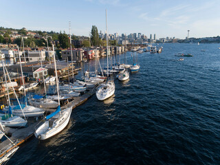 Fototapeta premium Houseboats and boats on Lake Union with the Seattle skyline in the background.