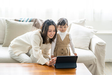 タブレットPCを見る日本人親子