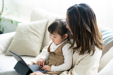 タブレットPCを見る日本人親子