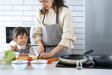 料理をする日本人親子