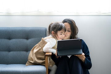 タブレットPCを見る日本人親子