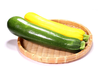 ザルの上のズッキーニ