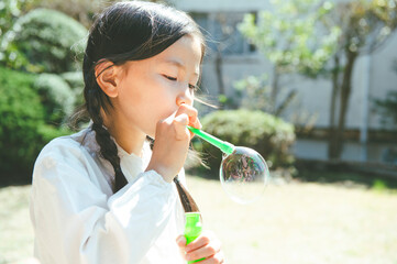シャボン玉で遊ぶ女の子