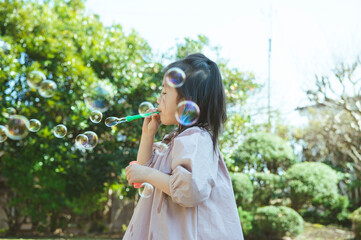 シャボン玉で遊ぶ女の子