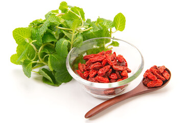 水で戻した乾燥クコの実とスペアミントの葉