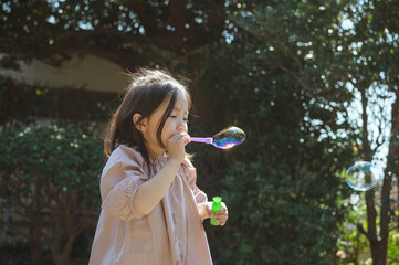 シャボン玉で遊ぶ女の子
