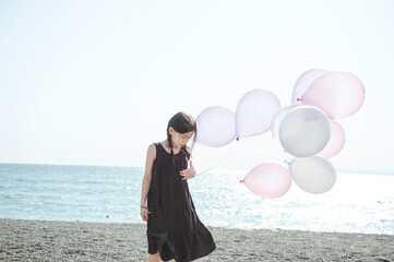 海で風船を持つ女の子