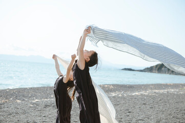 風になびく布を持つ姉妹