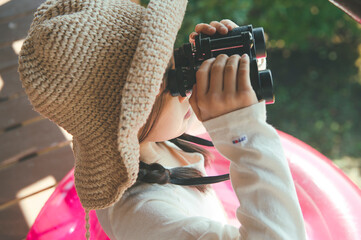 双眼鏡を覗く女の子