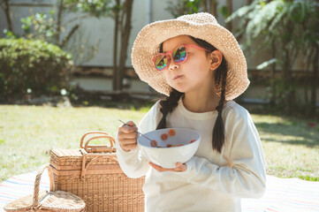 庭で擬似旅行をして遊ぶ女の子