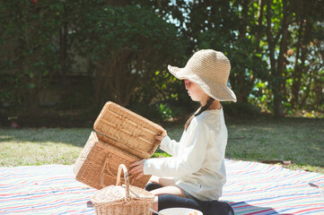 庭で擬似旅行をして遊ぶ女の子
