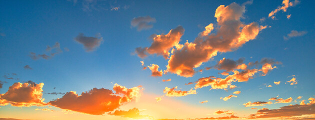 オレンジ色の夕焼け雲が美しいサンセット風景