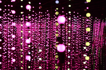 Obraz premium Lluvia de luces rosas y amarillas