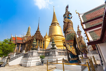 Fototapeta premium Temple of the Emerald Buddha, Golden Temple in thailand