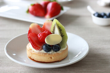 Cafe - Chiffon cake with summer berries and cream