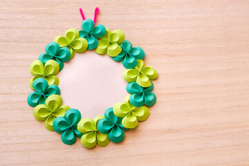 画用紙で作ったリース　折り紙　四つ葉のクローバー