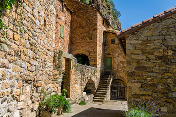 Peyre, village médiéval au dessus du Tarn, avec son église troglodytique en Aveyron.	
