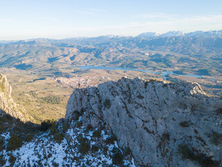 IMAGE OF AN ATHLETE TRAIL RUNNER IN A MOUNTAIN. A PERSON HIKING AT THE TOP OF A MOUNTAIN. RUNNER ON EDGE OF CLIFF. SPORT AND OUTDOOR CONCEPT.