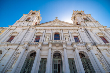 el Convento Real y palacio de Mafra, palacio barroco y neoclásico - monasterio cercano a  Lisboa