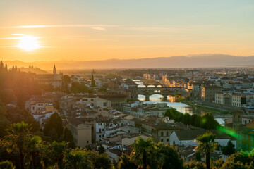 Obraz premium Florence or Firenze sunset aerial cityscape. Panorama view from Michelangelo park square. Ponte Vecchio bridge, Palazzo Vecchio and Duomo Cathedral. Tuscany, Italy