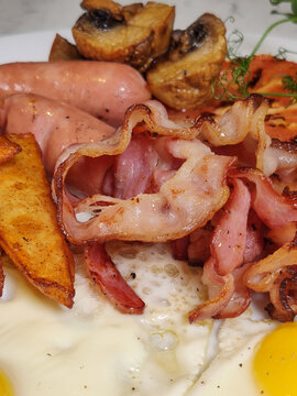 gros plan de bacon frit sur les ufs brouill s, petit d jeuner au restaurant.