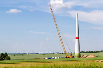 Fototapeta na wymiar Baustelle Aufbau einer Windkraftanlage Windrad