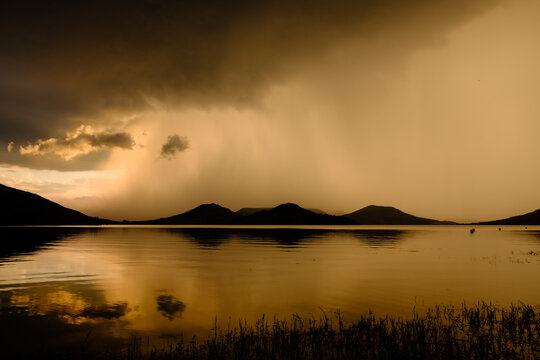  Gros orage de gr&ecirc;le durant les &eacute;pisodes c&eacute;venole sur le Lac du salagou dans le sud de la France. Paysage d'un autre monde, lumi&egrave;re &eacute;trange.